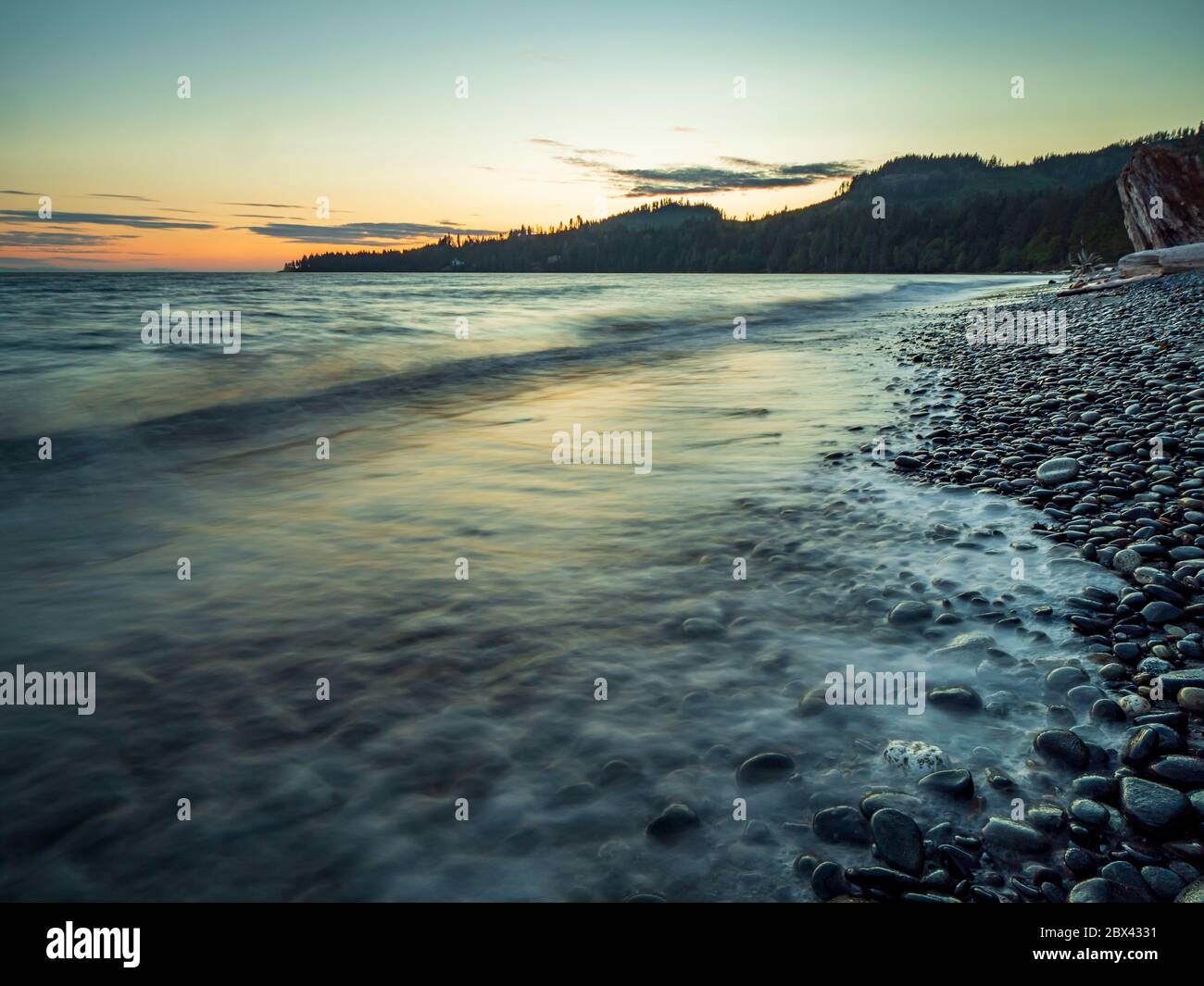 Vagues qui se balader sur les rochers ronds de French Beach, Colombie-Britannique, Canada Banque D'Images