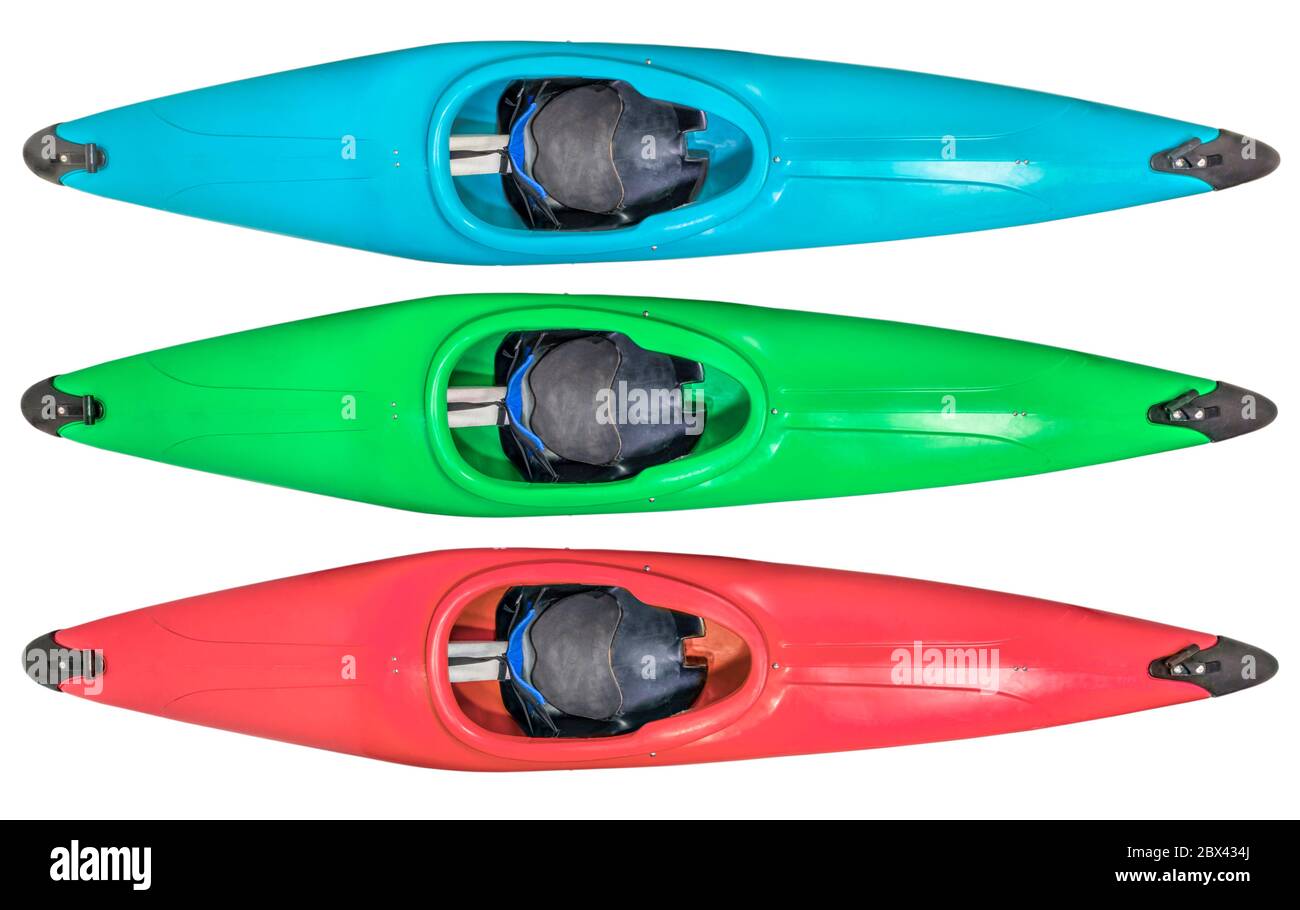 kayak en plastique à l'ancienne avec assise en mousse et support de dossier, vue de dessus isolée sur blanc, différentes versions de couleurs Banque D'Images