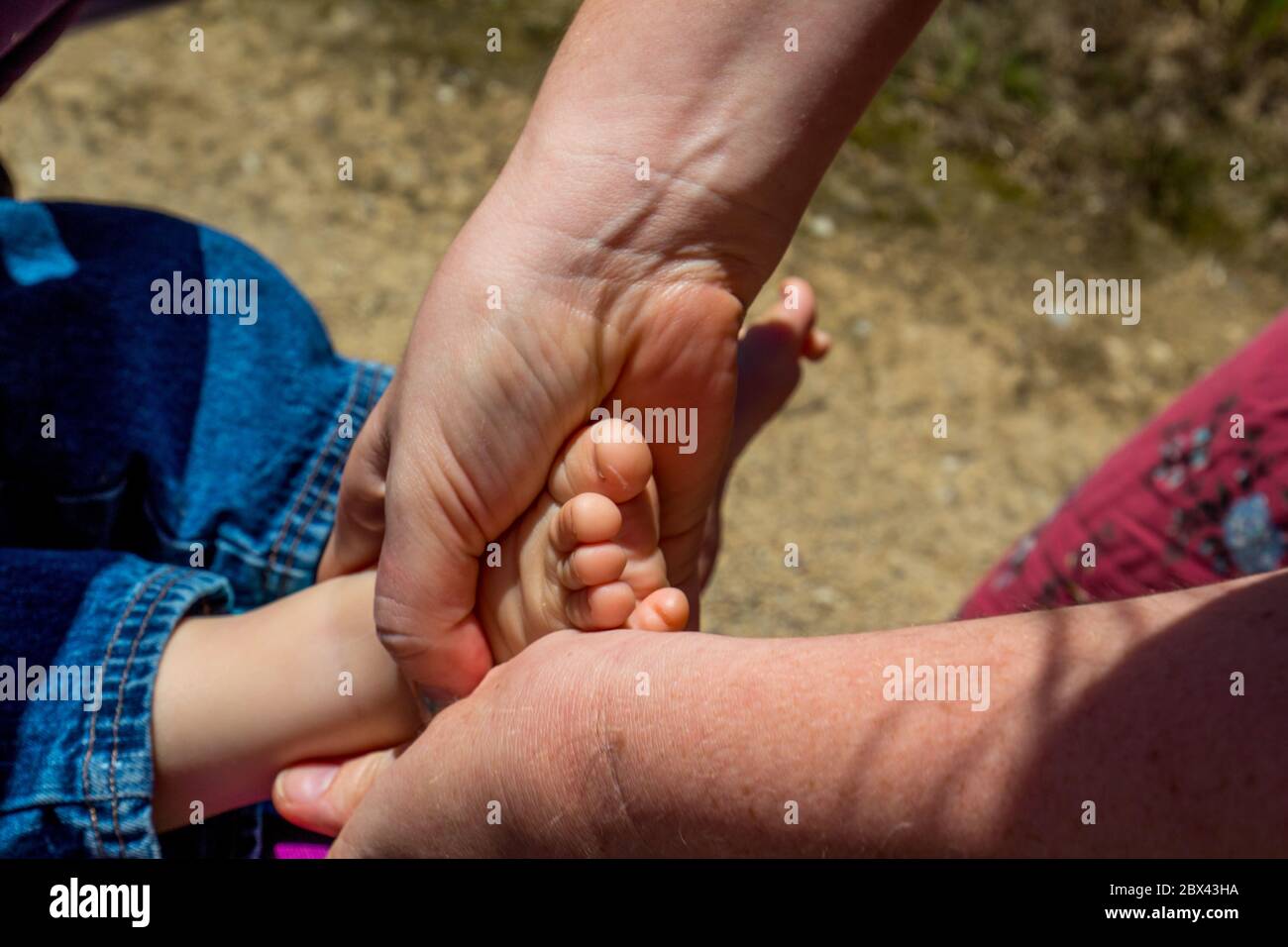 pied de bébé dans la main de momies Banque D'Images