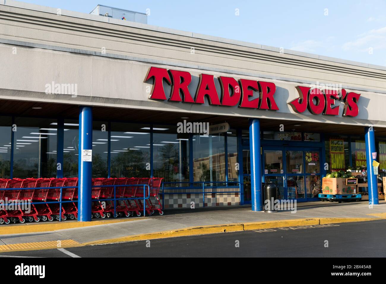 Un logo à l'extérieur d'un magasin d'alimentation de détail Trader Joes à Annapolis, Maryland, le 25 mai 2020. Banque D'Images