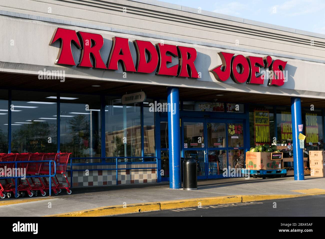 Un logo à l'extérieur d'un magasin d'alimentation de détail Trader Joes à Annapolis, Maryland, le 25 mai 2020. Banque D'Images