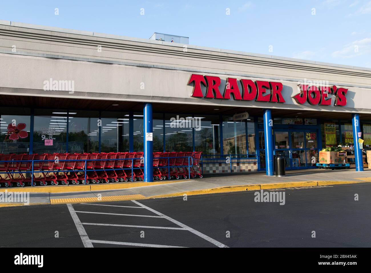 Un logo à l'extérieur d'un magasin d'alimentation de détail Trader Joes à Annapolis, Maryland, le 25 mai 2020. Banque D'Images