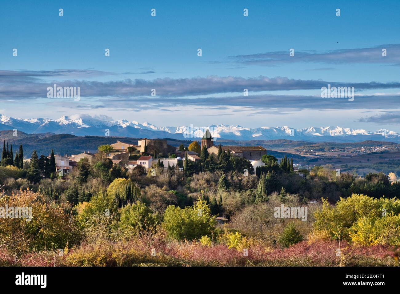 Panarama pittoresque de la jolie colline au sommet du village français de Cailhau, sud-ouest de la France. Sommets enneigés des Pyrénées derrière Banque D'Images