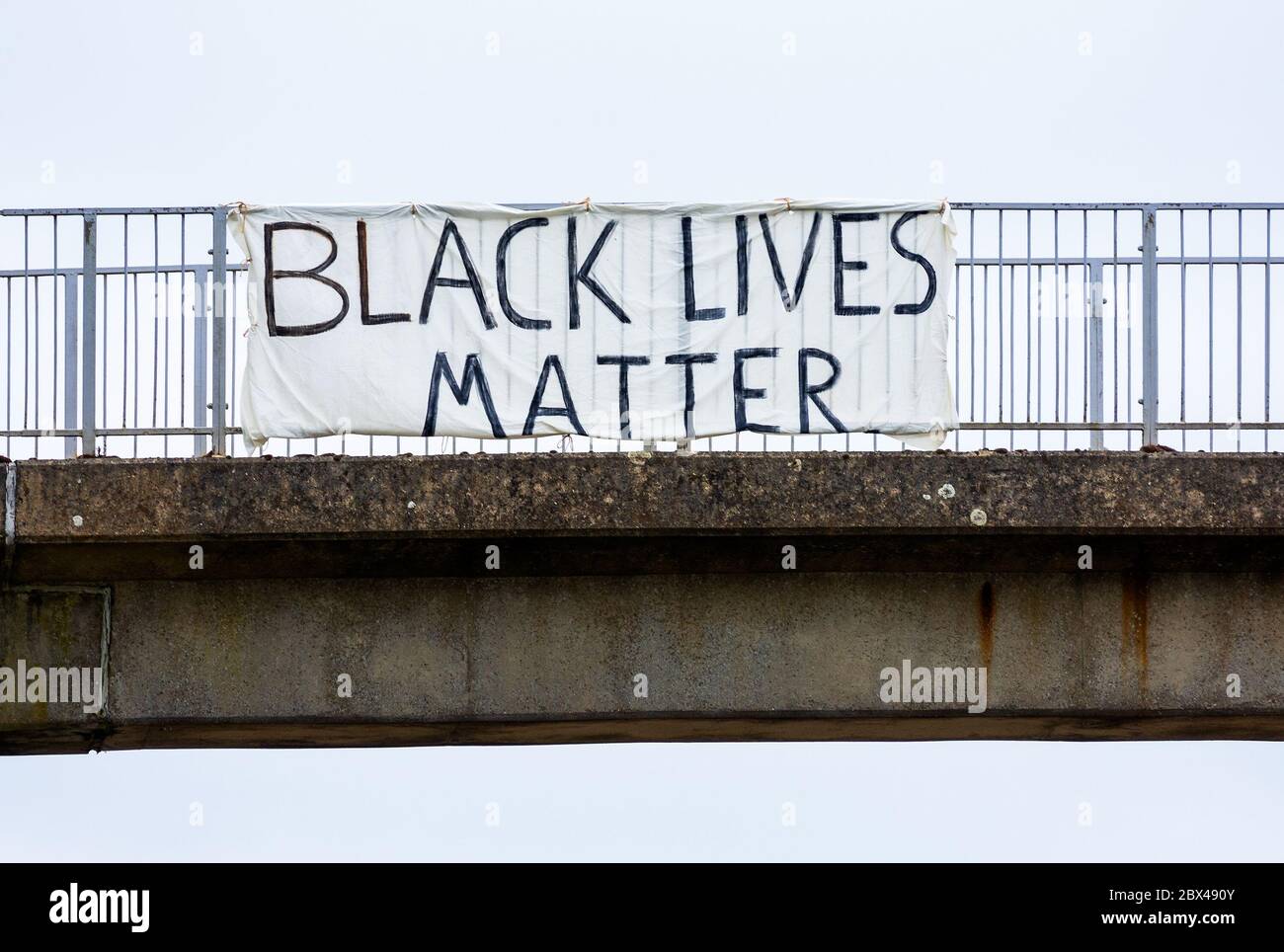 La bannière Black Lives Matter est attachée aux rails de la passerelle au-dessus de la route à double voies A41 à Tring, Hertfordshire. La bannière faisait face à la circulation en direction du nord. Les Noirs ont protesté contre le meurtre de George Floyd. Crédit : Stephen Bell/Alay Banque D'Images