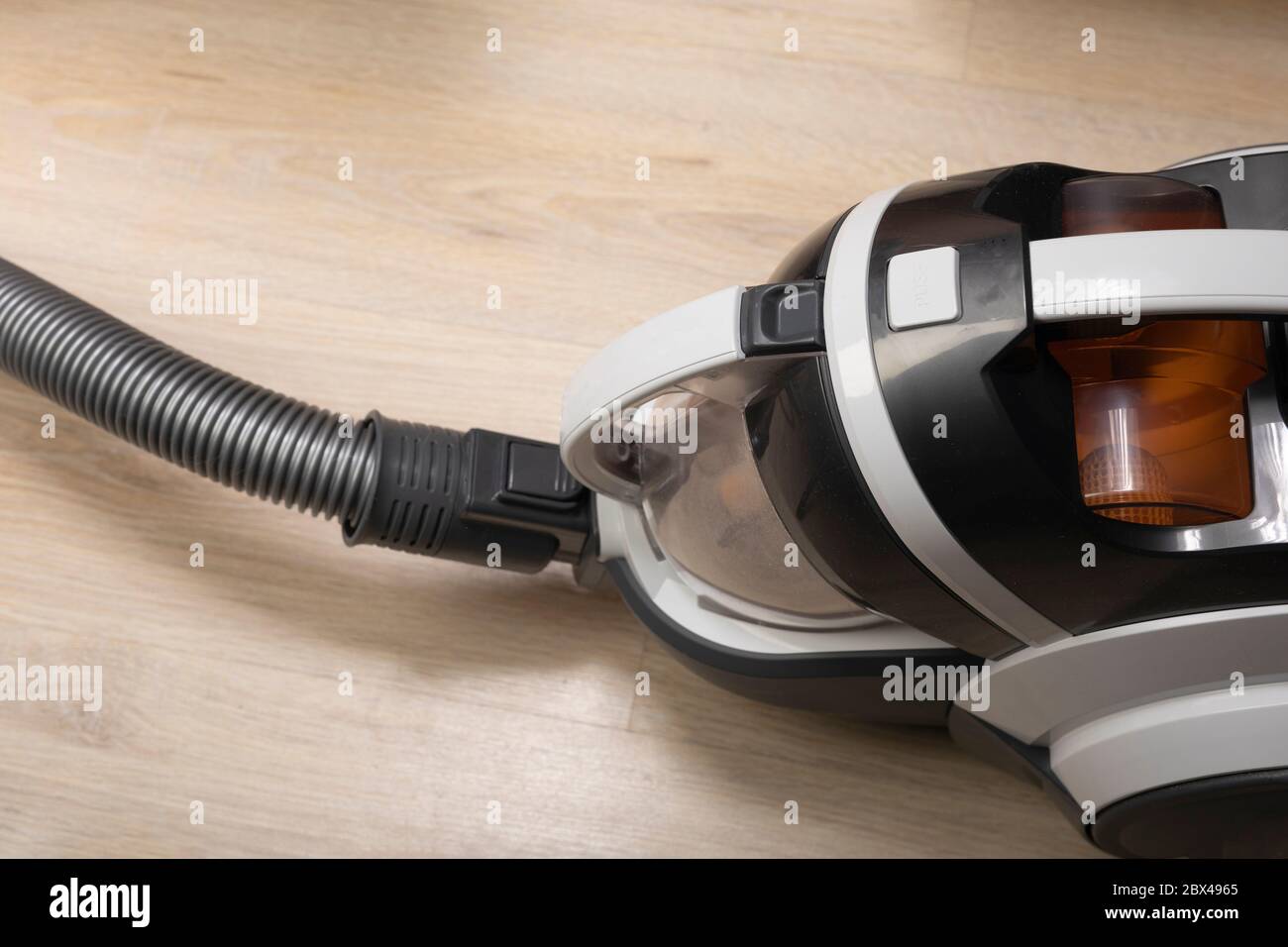 Nettoyage avec un aspirateur. Appareils pour le nettoyage de la maison. Les tâches ménagères ou la compagnie de nettoyage Banque D'Images