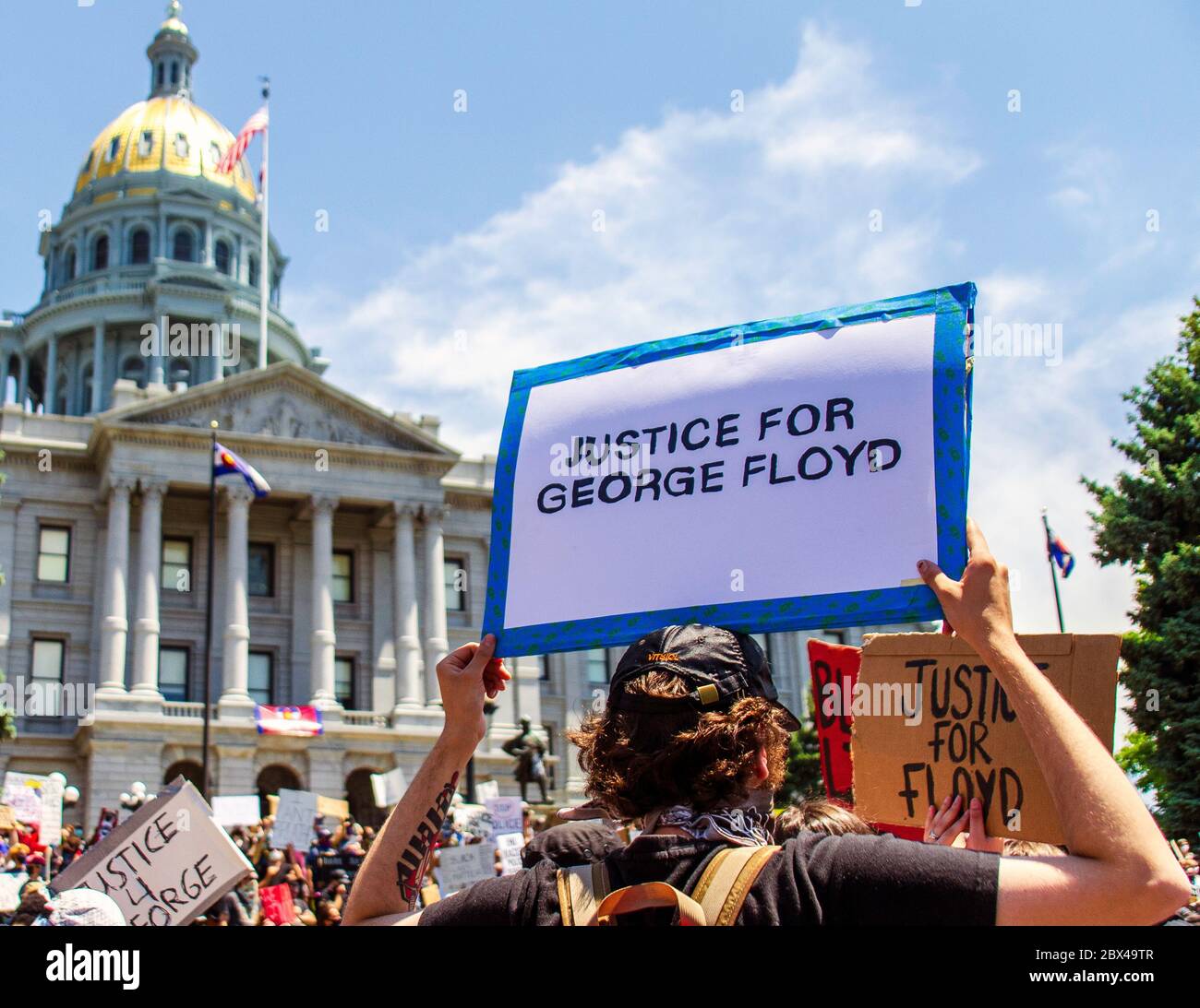 Denver, Colorado / États-Unis – 5/30/20: Des citoyens protestent contre le meurtre de George Floyd par des policiers de Minneapolis, Minnesota. Banque D'Images