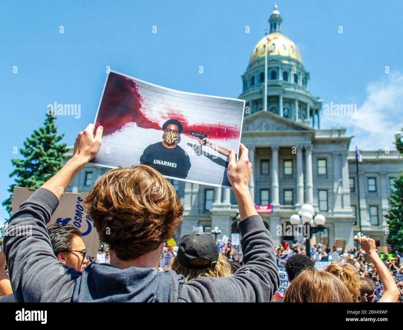 Denver, Colorado / États-Unis – 5/30/20: Des citoyens protestent contre le meurtre de George Floyd par des policiers de Minneapolis, Minnesota. Banque D'Images