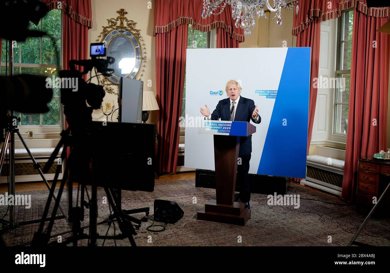 (200605) -- BEIJING, le 5 juin 2020 (Xinhua) -- le Premier ministre britannique Boris Johnson prononce un discours au Sommet mondial virtuel sur les vaccins, qui se tiendra au 10 Downing Street à Londres, en Grande-Bretagne, le 4 juin 2020. Le Premier ministre britannique Boris Johnson a pratiquement ouvert jeudi le Sommet mondial sur les vaccins, exhortant les pays et les organisations à s'engager à financer la vaccination pour sauver des millions de vies dans les pays les plus pauvres et protéger le monde contre les futures épidémies de maladies infectieuses. (Andrew Parsons/No 10 Downing Street/document via Xinhua) Banque D'Images