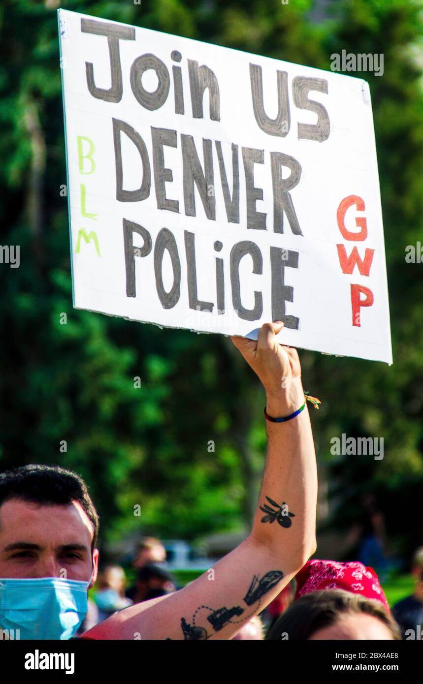 Denver, Colorado / USA - 06/02/20: Le meurtre de George Floyd par Minneapolis, les policiers du Minnesota catalyse un sixième jour de protestation à la couleur Banque D'Images