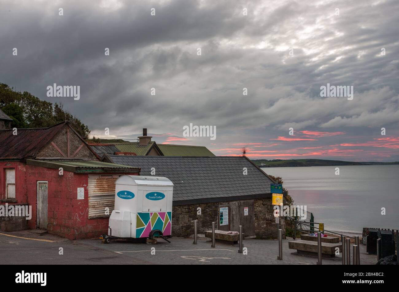 Myrtleville, Cork, Irlande. 05e juin 2020. Un ciel de l'aube qui couve forme un fond sur un mini-quai à café qui sert des boissons chaudes pour les nageurs et les amateurs de plage sur le front de mer à Myrtleville Co. Cork, en Irlande. Il y a un avertissement météo pour les petites embarcations en place car les vents devraient atteindre la force gale dans les endroits avec des tempetures entre 13-16 degrés celcius. - crédit; David Creedon / Alamy Live News Banque D'Images