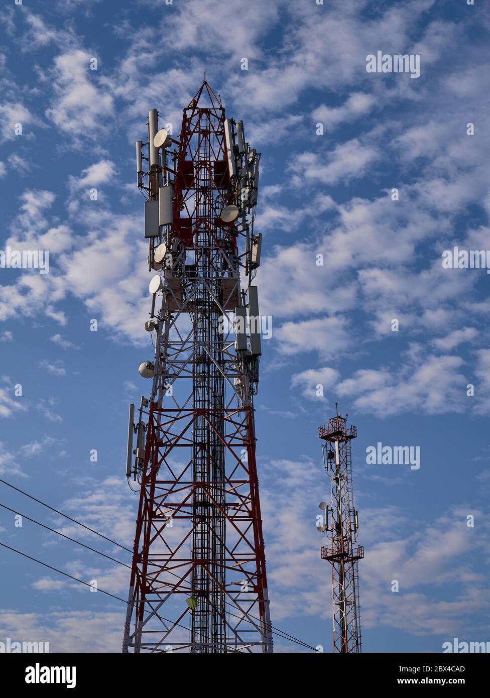 04 nov 2019 antennes de mât de télécommunication technologie sans fil avec ciel bleu Idar Samarkantha Gujarat Inde Banque D'Images