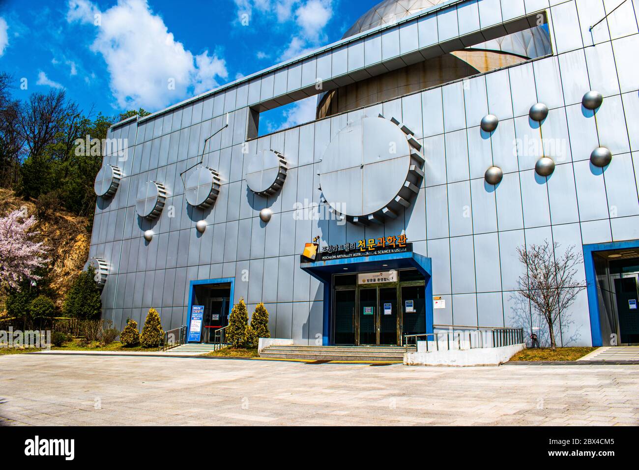 À l'extérieur du musée des sciences astronomiques de Pocheon Art Valley, Pocheon, Corée du Sud Banque D'Images
