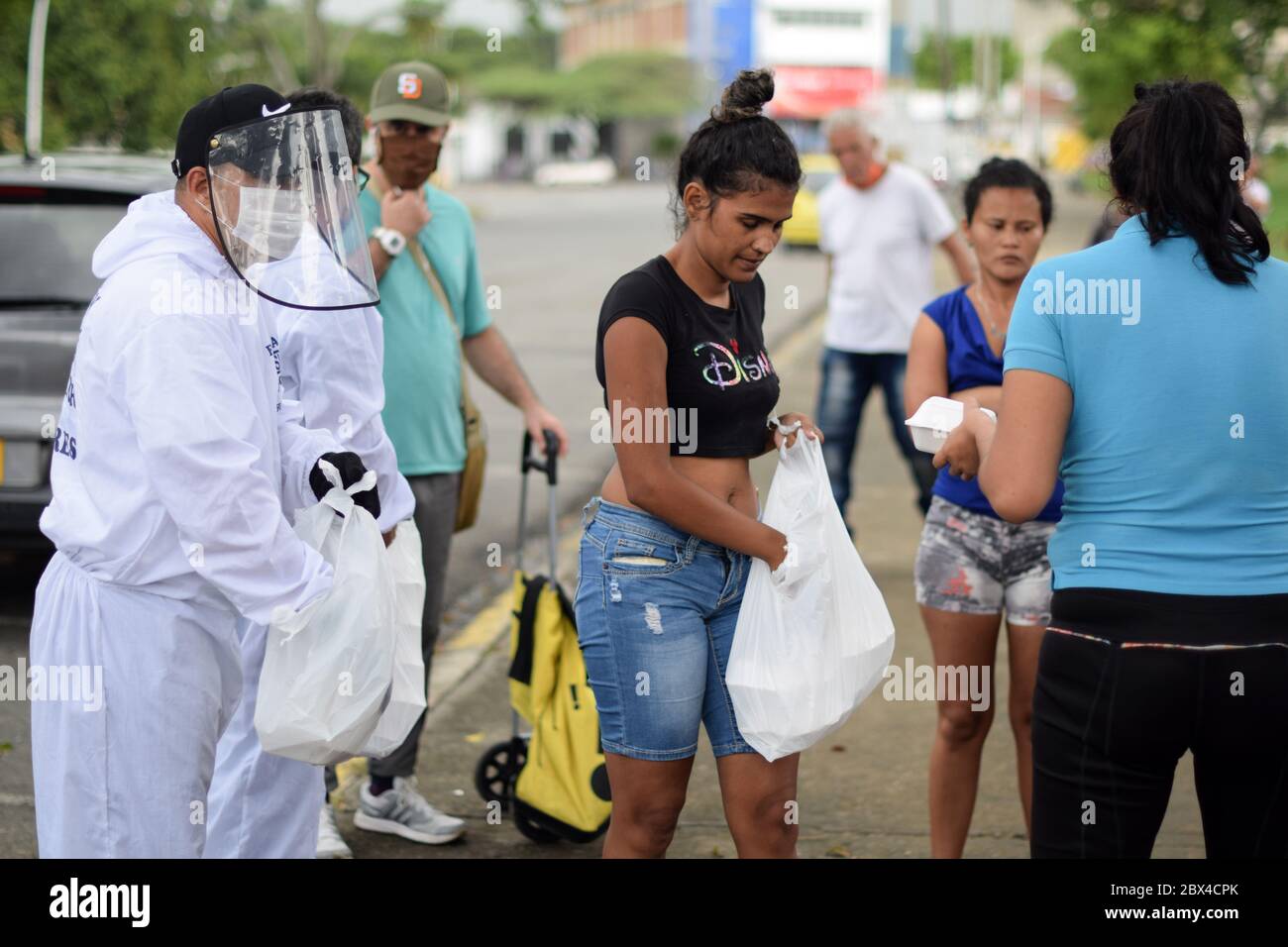 Les membres de la fondation « Pescador de Hombres » apportent du bien aux Vénézuéliens bloqués dans un camp de fortune au milieu de la pandémie de Covid-19, en attendant une occasion Banque D'Images