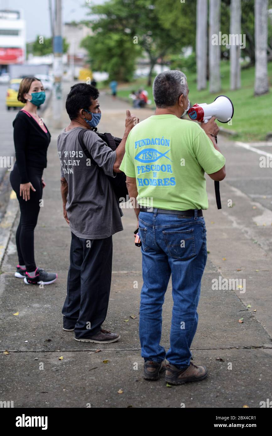 Les membres de la fondation « Pescador de Hombres » apportent du bien aux Vénézuéliens bloqués dans un camp de fortune au milieu de la pandémie de Covid-19, en attendant une occasion Banque D'Images