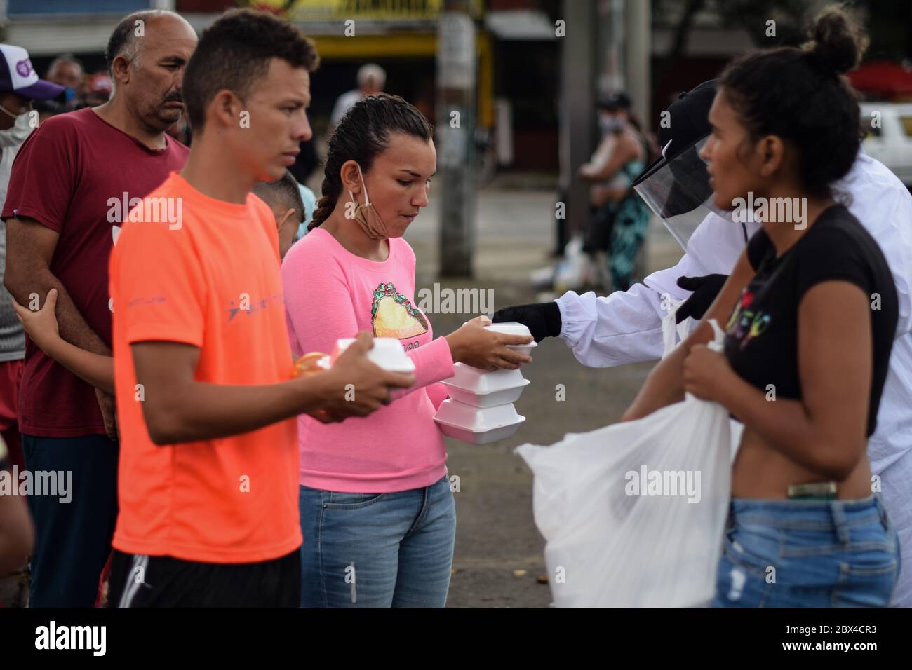 Les membres de la fondation « Pescador de Hombres » apportent du bien aux Vénézuéliens bloqués dans un camp de fortune au milieu de la pandémie de Covid-19, en attendant une occasion Banque D'Images