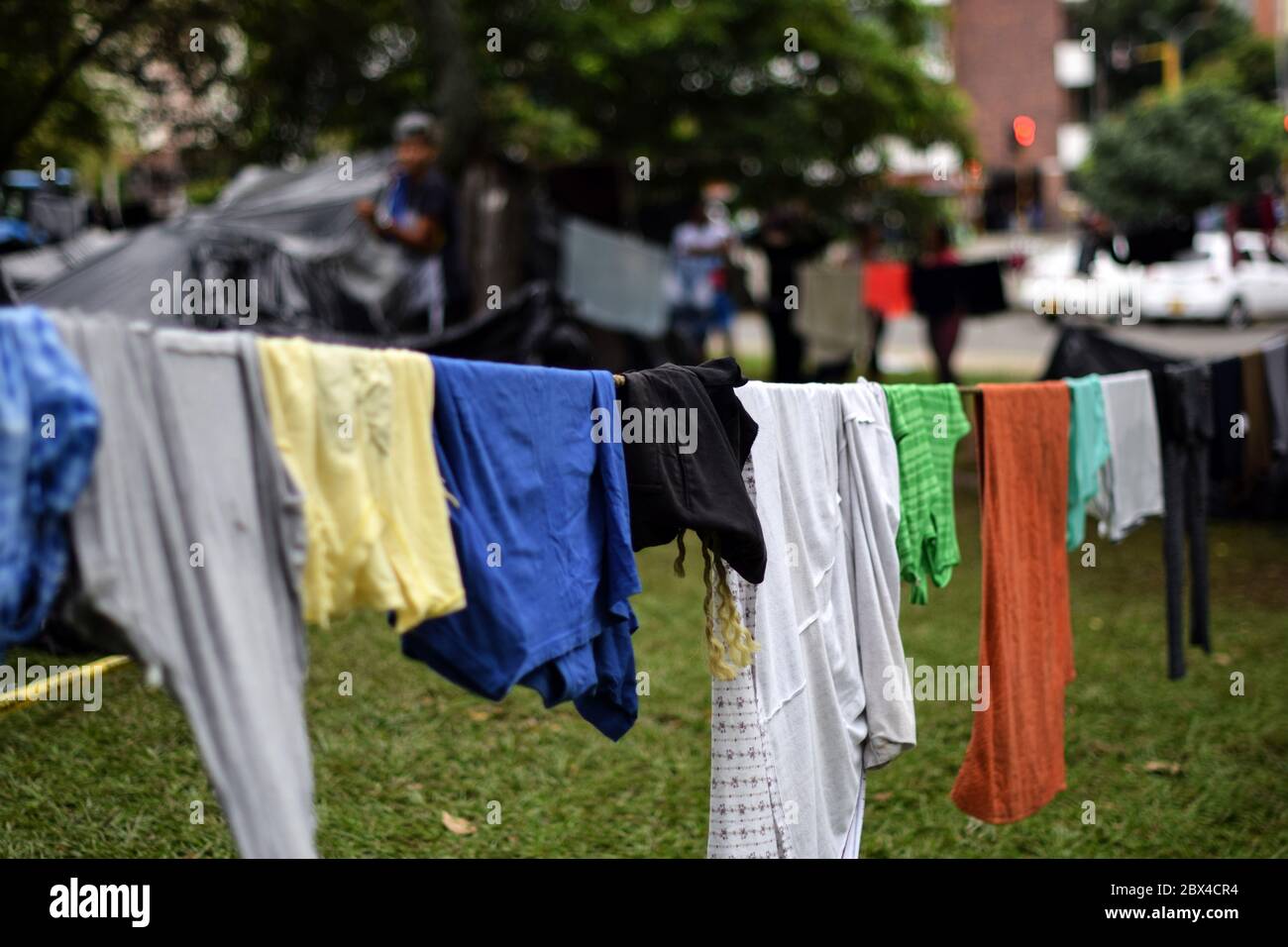 Les Vénézuéliens bloqués construisent un camp de fortune dans un parc couvert d'arbres au milieu de la pandémie de Covid-19, en attendant l'occasion de retourner dans leur pays, Cali, Banque D'Images