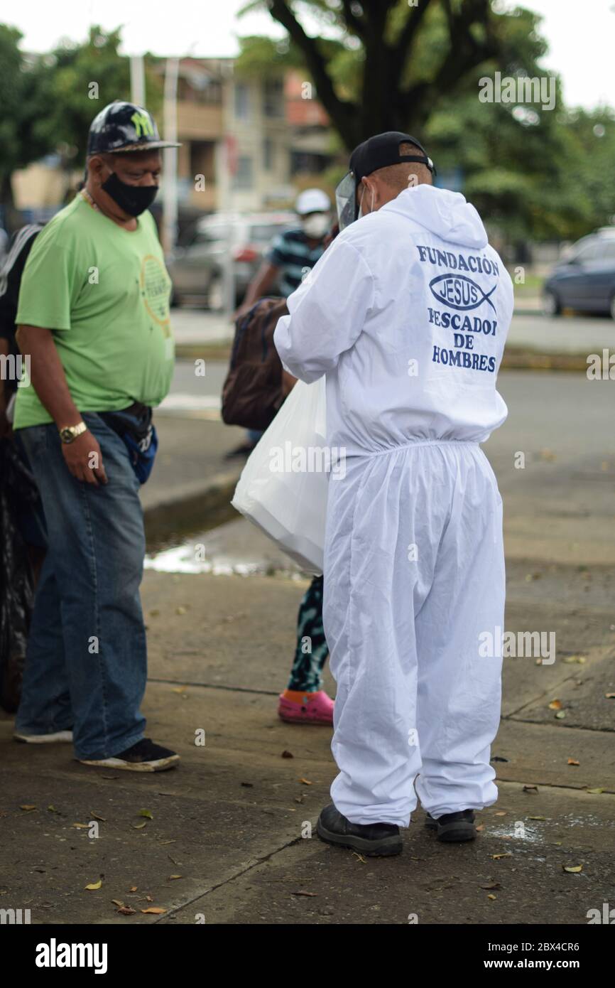 Les membres de la fondation « Pescador de Hombres » apportent du bien aux Vénézuéliens bloqués dans un camp de fortune au milieu de la pandémie de Covid-19, en attendant une occasion Banque D'Images