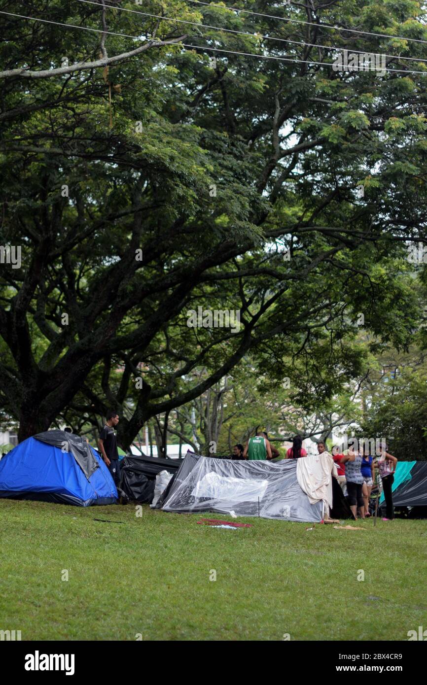 Les Vénézuéliens bloqués construisent un camp de fortune dans un parc couvert d'arbres au milieu de la pandémie de Covid-19, en attendant l'occasion de retourner dans leur pays, Cali, Banque D'Images