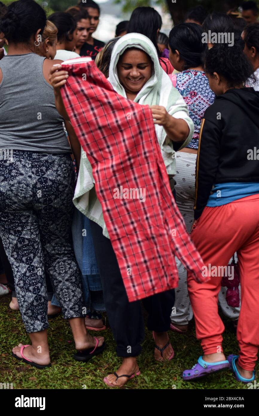 Un groupe de femmes vénézuéliennes bloquées se réunit pour distribuer des vêtements privés dans le camp de fortune créé dans le contexte de la pandémie de Covid-19, où elles ont été conçues Banque D'Images