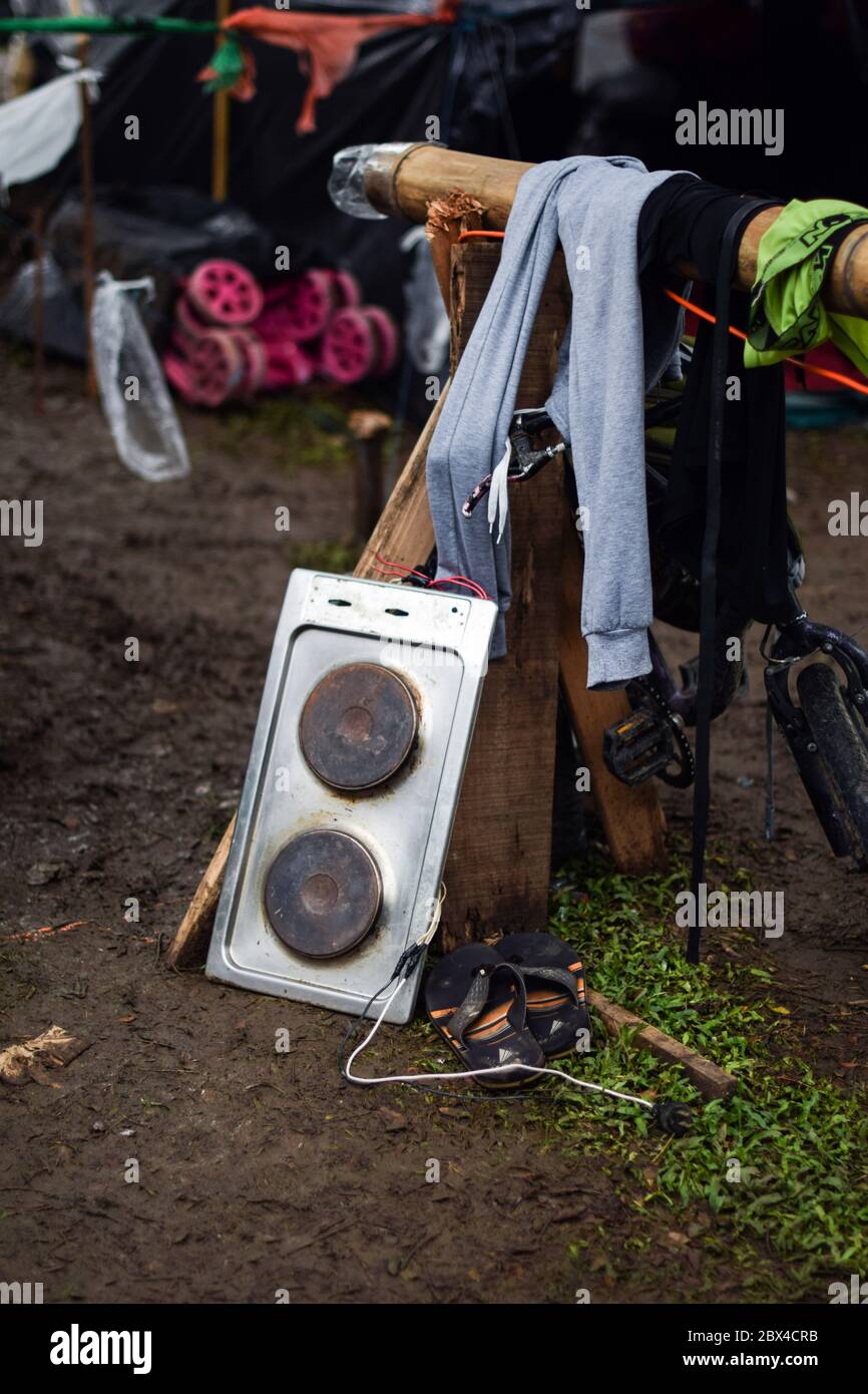 Les Vénézuéliens bloqués construisent un camp de fortune dans un parc couvert d'arbres au milieu de la pandémie de Covid-19, en attendant l'occasion de retourner dans leur pays, Cali, Banque D'Images