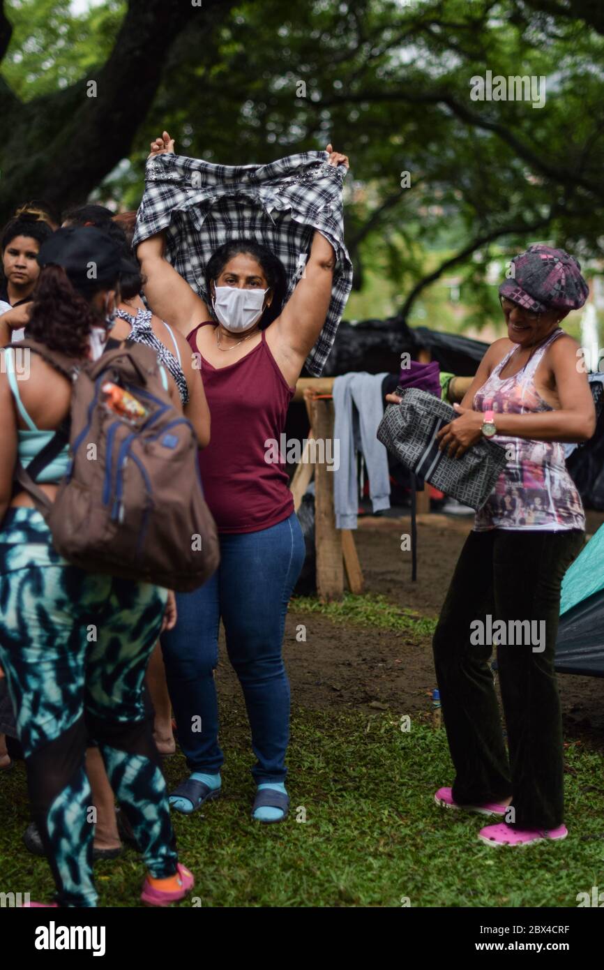Un groupe de femmes vénézuéliennes bloquées se réunit pour distribuer des vêtements privés dans le camp de fortune créé dans le contexte de la pandémie de Covid-19, où elles ont été conçues Banque D'Images