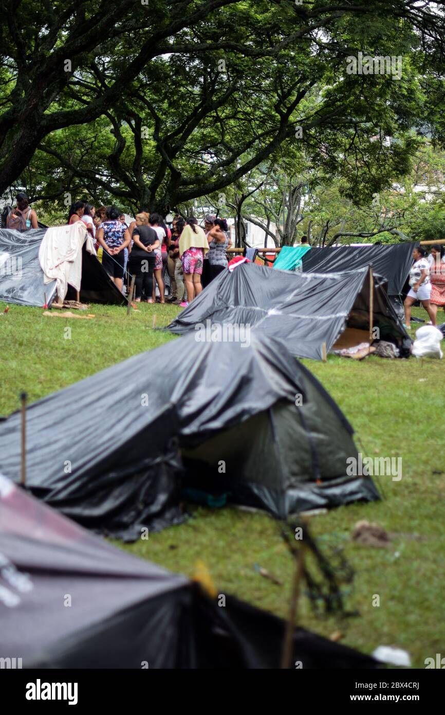 Les Vénézuéliens bloqués construisent un camp de fortune dans un parc couvert d'arbres au milieu de la pandémie de Covid-19, en attendant l'occasion de retourner dans leur pays, Cali, Banque D'Images