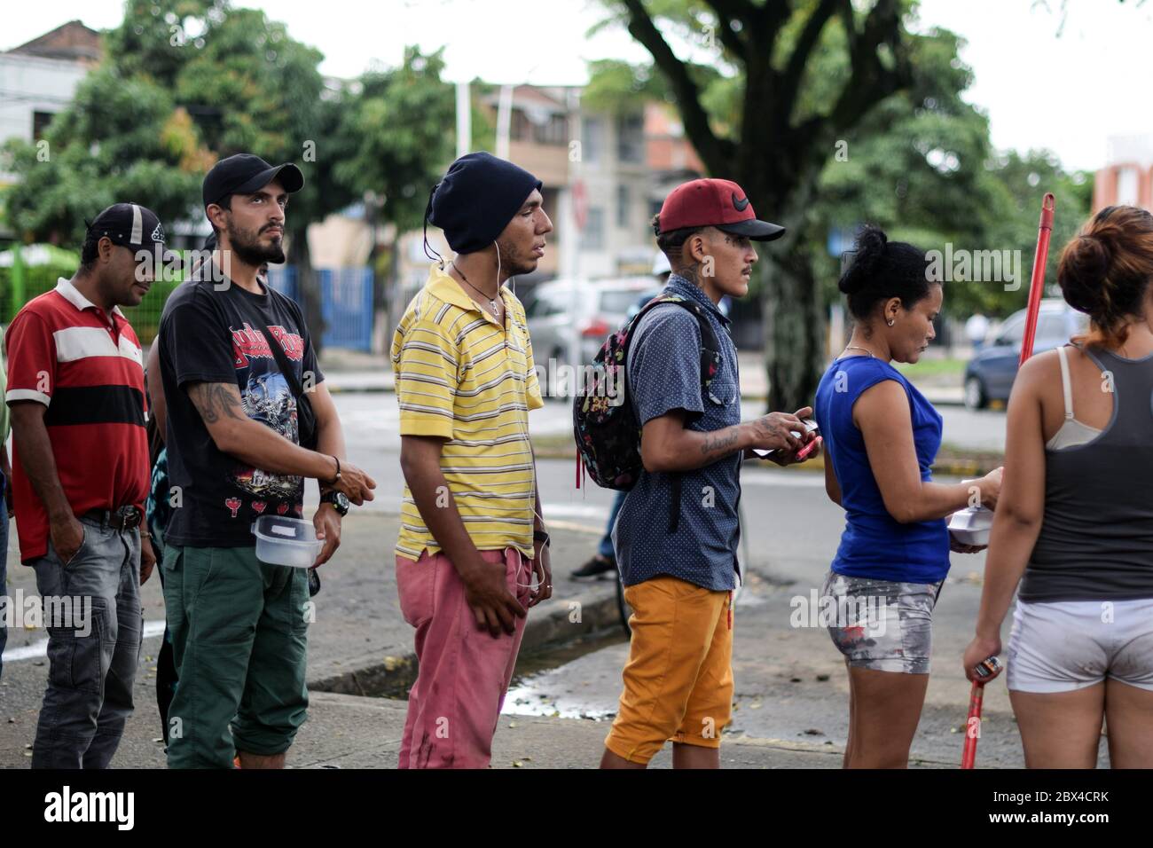 Les membres de la fondation « Pescador de Hombres » apportent du bien aux Vénézuéliens bloqués dans un camp de fortune au milieu de la pandémie de Covid-19, en attendant une occasion Banque D'Images