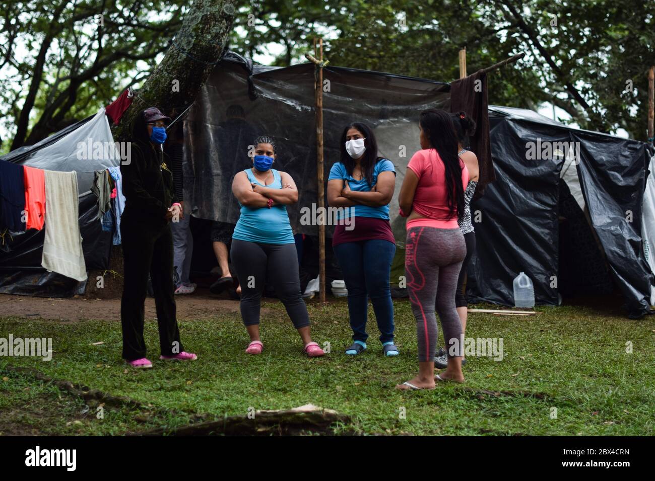 Les Vénézuéliens bloqués construisent un camp de fortune dans un parc couvert d'arbres au milieu de la pandémie de Covid-19, en attendant l'occasion de retourner dans leur pays, Cali, Banque D'Images