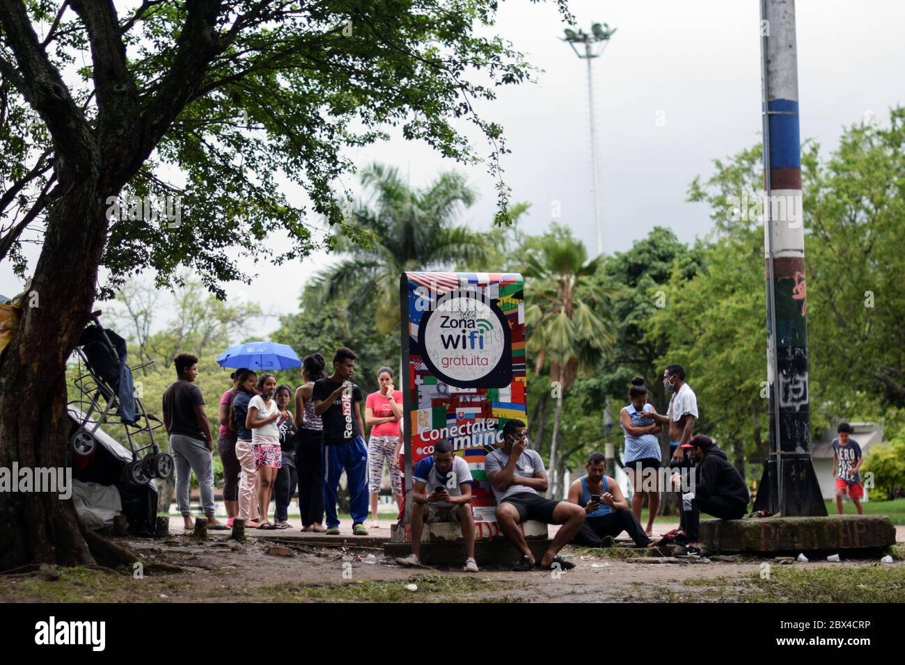 Les Vénézuéliens bloqués construisent un camp de fortune dans un parc couvert d'arbres au milieu de la pandémie de Covid-19, en attendant l'occasion de retourner dans leur pays, Cali, Banque D'Images