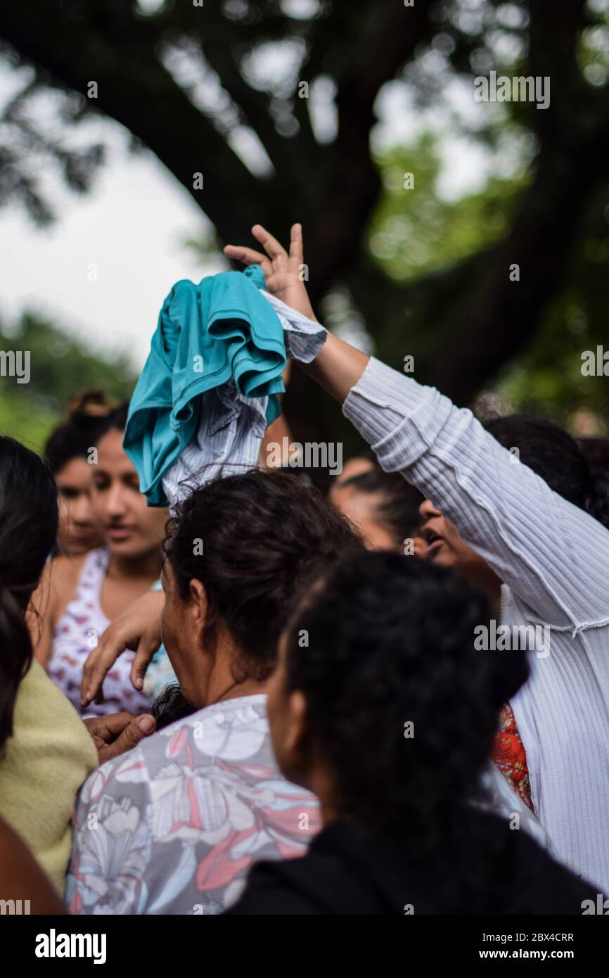 Un groupe de femmes vénézuéliennes bloquées se réunit pour distribuer des vêtements privés dans le camp de fortune créé dans le contexte de la pandémie de Covid-19, où elles ont été conçues Banque D'Images