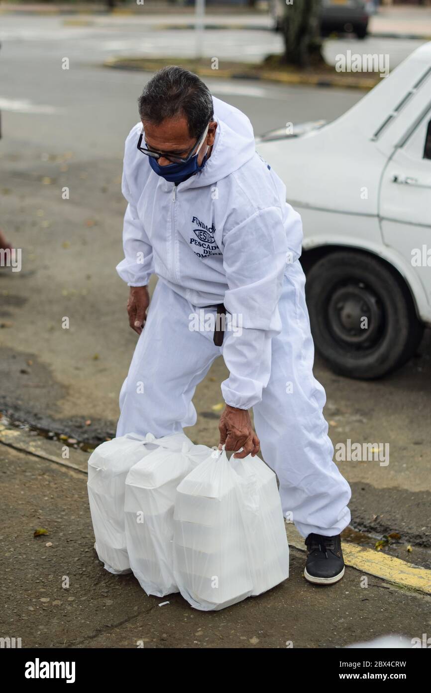 Les membres de la fondation « Pescador de Hombres » apportent du bien aux Vénézuéliens bloqués dans un camp de fortune au milieu de la pandémie de Covid-19, en attendant une occasion Banque D'Images