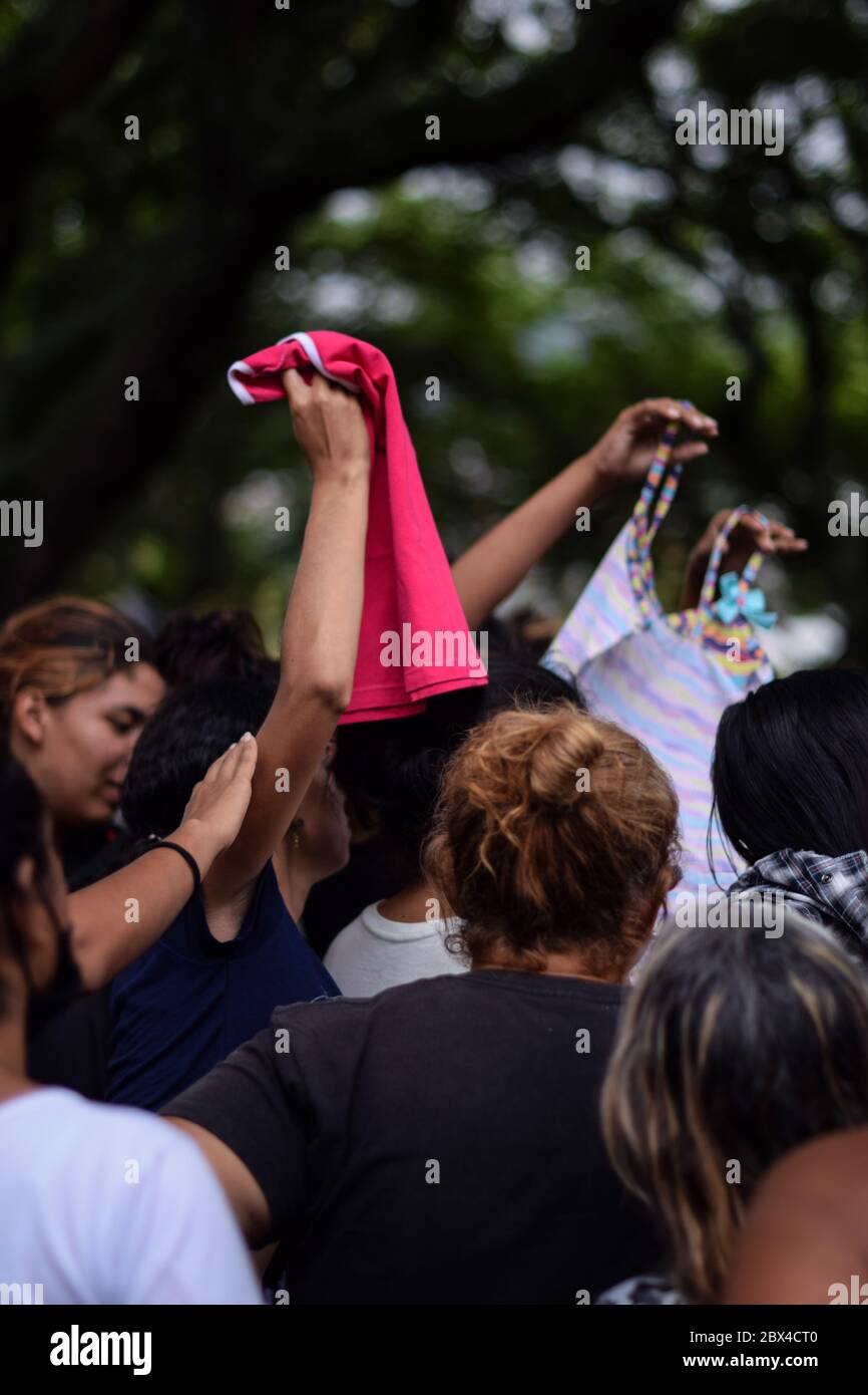 Un groupe de femmes vénézuéliennes bloquées se réunit pour distribuer des vêtements privés dans le camp de fortune créé dans le contexte de la pandémie de Covid-19, où elles ont été conçues Banque D'Images
