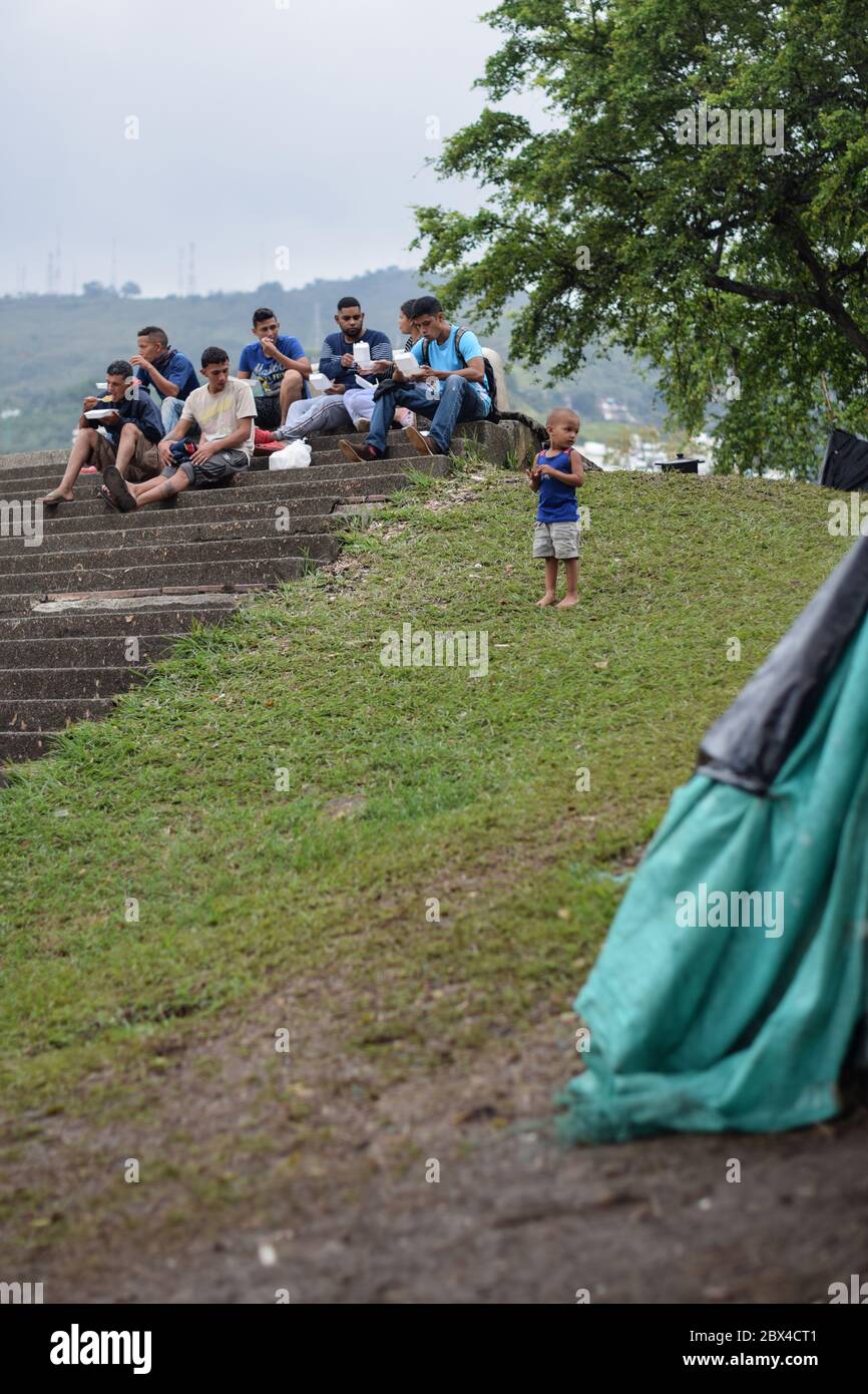 Les membres de la fondation « Pescador de Hombres » apportent du bien aux Vénézuéliens bloqués dans un camp de fortune au milieu de la pandémie de Covid-19, en attendant une occasion Banque D'Images