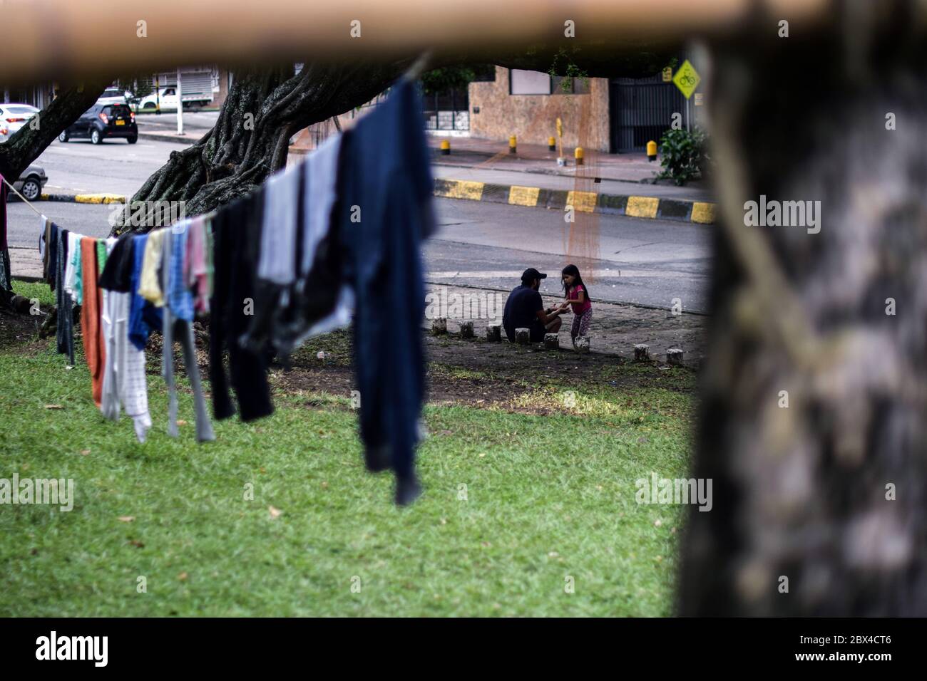 Les Vénézuéliens bloqués construisent un camp de fortune dans un parc couvert d'arbres au milieu de la pandémie de Covid-19, en attendant l'occasion de retourner dans leur pays, Cali, Banque D'Images