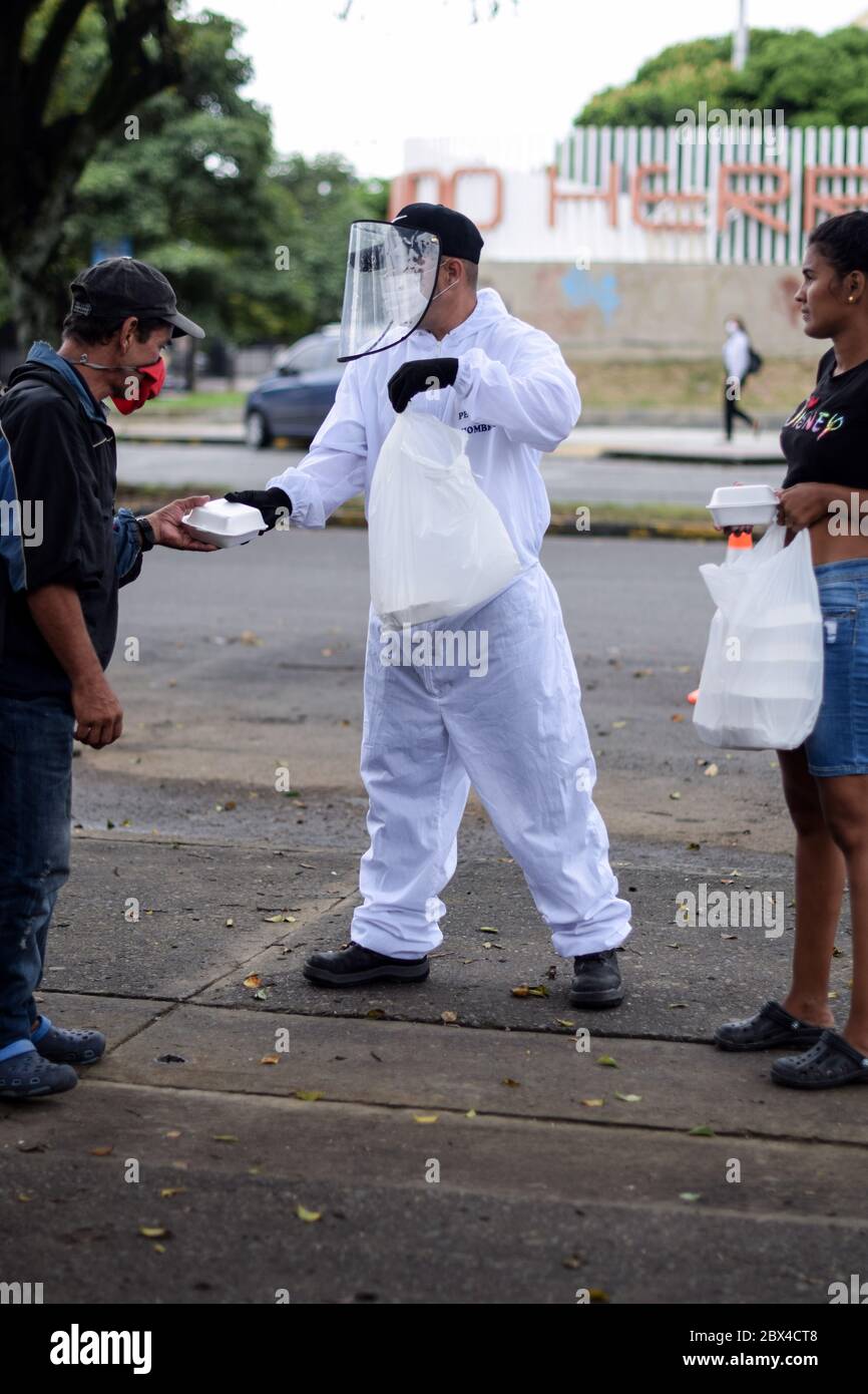 Les membres de la fondation « Pescador de Hombres » apportent du bien aux Vénézuéliens bloqués dans un camp de fortune au milieu de la pandémie de Covid-19, en attendant une occasion Banque D'Images