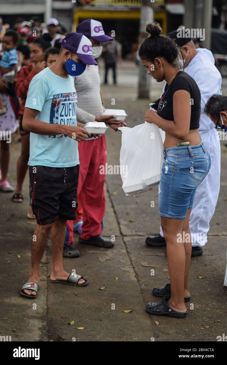 Les membres de la fondation « Pescador de Hombres » apportent du bien aux Vénézuéliens bloqués dans un camp de fortune au milieu de la pandémie de Covid-19, en attendant une occasion Banque D'Images