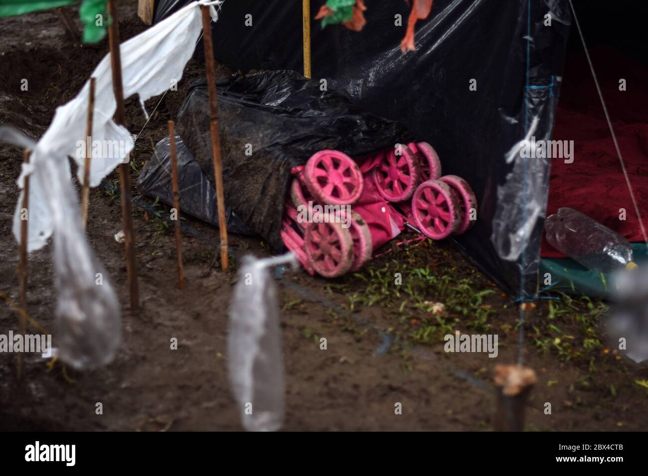 Les Vénézuéliens bloqués construisent un camp de fortune dans un parc couvert d'arbres au milieu de la pandémie de Covid-19, en attendant l'occasion de retourner dans leur pays, Cali, Banque D'Images