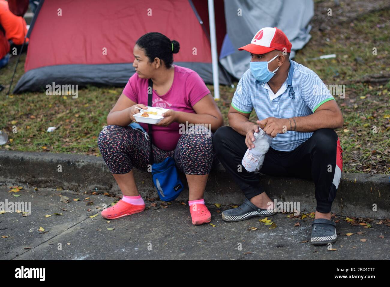 Les membres de la fondation « Pescador de Hombres » apportent du bien aux Vénézuéliens bloqués dans un camp de fortune au milieu de la pandémie de Covid-19, en attendant une occasion Banque D'Images