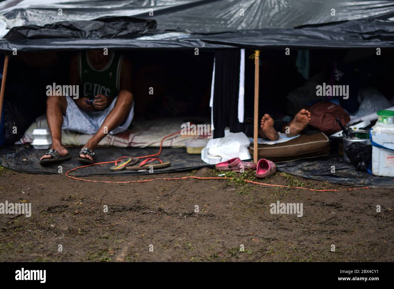 Les Vénézuéliens bloqués construisent un camp de fortune dans un parc couvert d'arbres au milieu de la pandémie de Covid-19, en attendant l'occasion de retourner dans leur pays, Cali, Banque D'Images