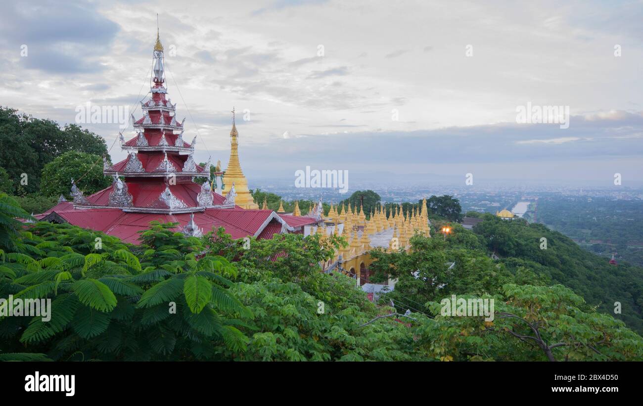 Mandalay colline, au milieu de la ville cette colline domine le sourrounding. Un temple en haut où le moine bouddhiste peut prier Banque D'Images