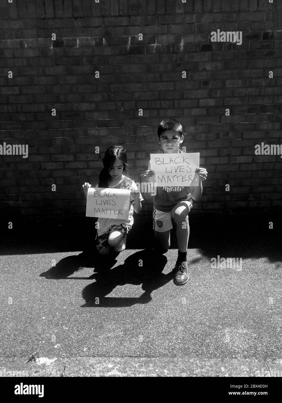 Les enfants prennent le genou. Black Lives Matters, manifestation de Londres, mai 2020. Mes enfants. En solidarité. À un certain niveau, ils ne pouvaient pas comprendre pourquoi la police blanche allait c Banque D'Images