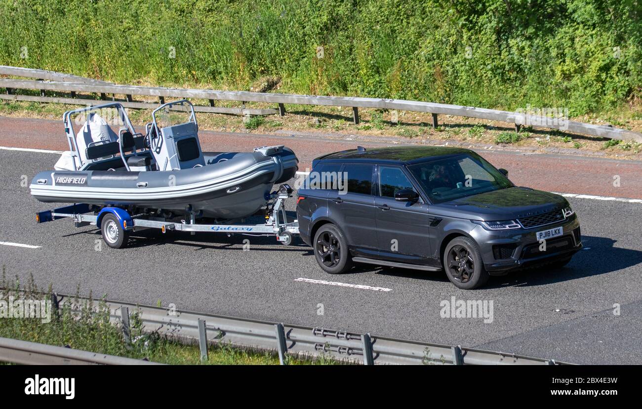 2018 Land Rover Range Rover Sport HSE SD4 gris remorquage de bateaux à côtes haut terrain ; véhicules mobiles pour la circulation routière, voitures roulant sur une remorque pour bateaux Galaxy, véhicule sur les routes britanniques, moteurs, conduite sur l'autoroute M6 Banque D'Images