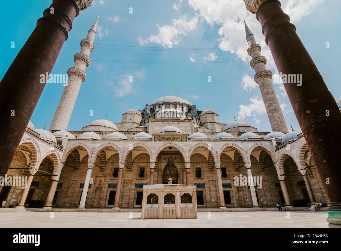 Cour de la mosquée Selimiye à Edirne, Turquie. La mosquée est inscrite au patrimoine mondial de l'UNESCO. La mosquée a été commandée par le sultan Selim II, et a été b Banque D'Images