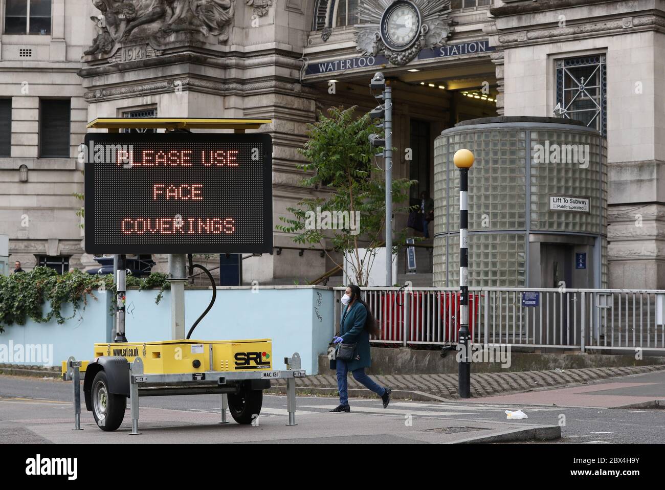 Une affiche demandant aux gens d'utiliser des revêtements de visage à l'extérieur de la gare de Waterloo à Londres, suite à l'annonce que le port d'un revêtement de visage sera obligatoire pour les passagers des transports en commun en Angleterre à partir de juin 15. Banque D'Images