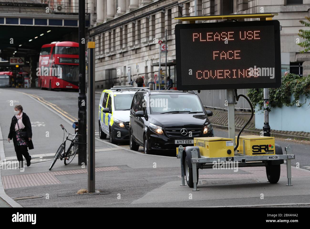 Une affiche demandant aux gens d'utiliser des revêtements de visage à l'extérieur de la gare de Waterloo à Londres, suite à l'annonce que le port d'un revêtement de visage sera obligatoire pour les passagers des transports en commun en Angleterre à partir de juin 15. Banque D'Images Une affiche demandant aux gens d'utiliser des revêtements de visage à l'extérieur de la gare de Waterloo à Londres, suite à l'annonce que le port d'un revêtement de visage sera obligatoire pour les passagers des transports en commun en Angleterre à partir de juin 15. Banque D'Images