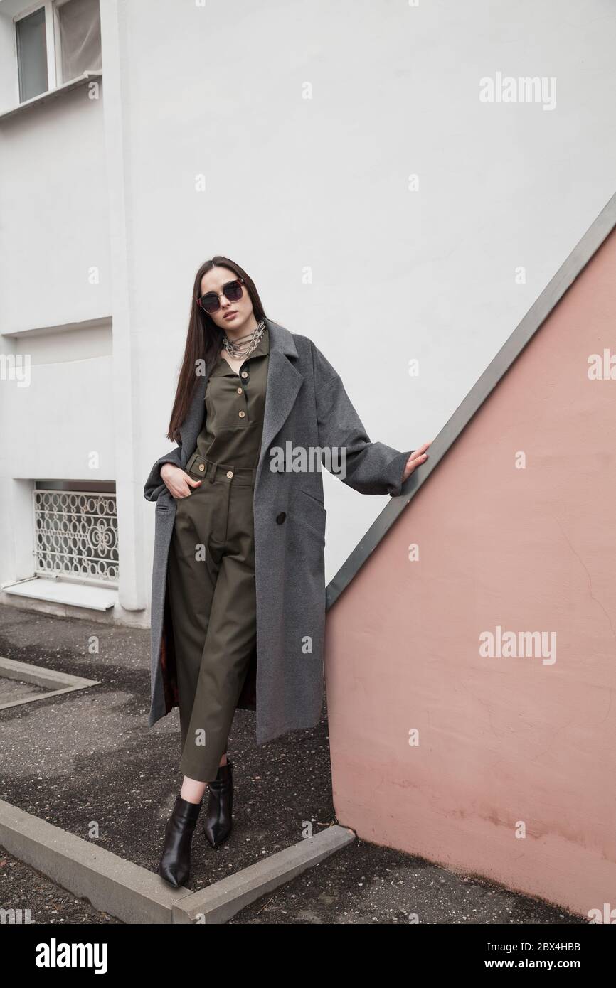 Brunette cheveux femme vêtements mode pantalon costume et long manteau  chaud piste modèle extérieur catalogue vêtements style pour le printemps  automne vacances marche Photo Stock - Alamy