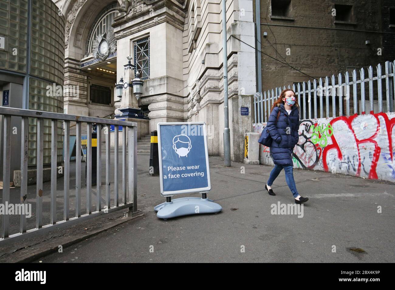 Une affiche demandant aux gens d'utiliser des revêtements de visage à l'extérieur de la gare de Waterloo à Londres, suite à l'annonce que le port d'un revêtement de visage sera obligatoire pour les passagers des transports en commun en Angleterre à partir de juin 15. Banque D'Images