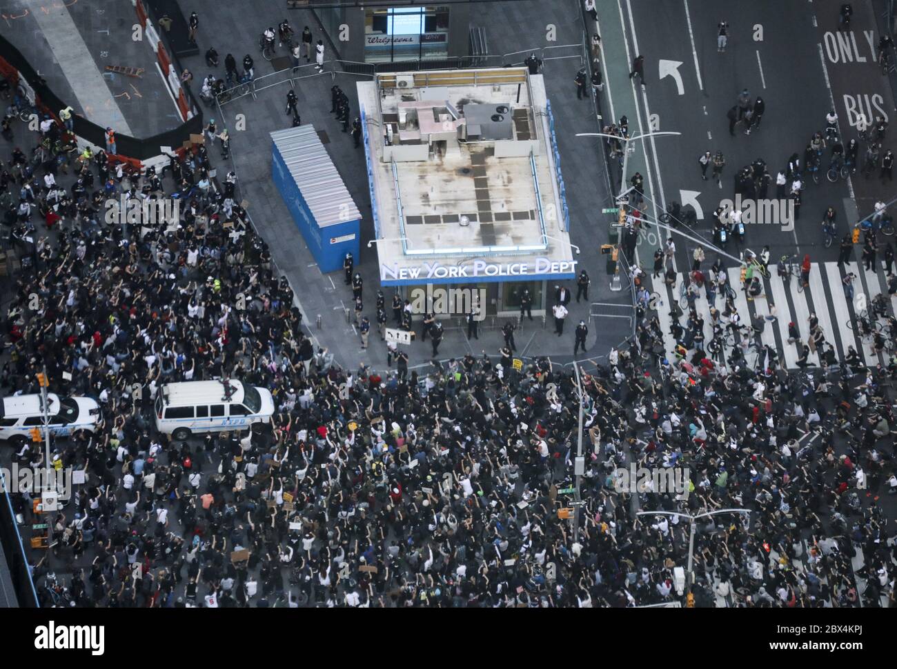(200605) -- BEIJING, 5 juin 2020 (Xinhua) -- manifestations contre la brutalité policière sur Times Square à Manhattan, New York, États-Unis, le 31 mai 2020. POUR ALLER AVEC LES TITRES DE XINHUA DU 5 JUIN 2020 (Xinhua/Wang Ying) Banque D'Images