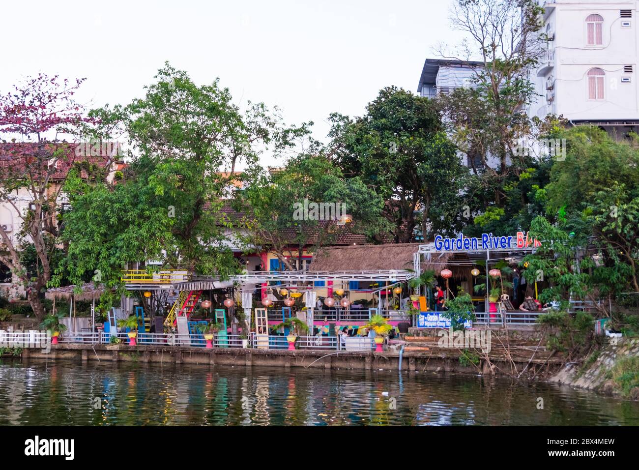 Restaurants, côté de la rivière des parfums, Hue, Vietnam Banque D'Images