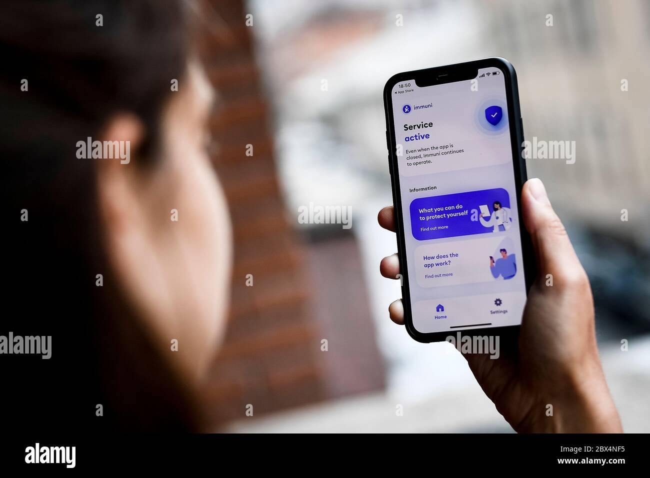 Turin, Italie - 04 juin, 2020: Cette photo illustre une personne utilisant la nouvelle application de recherche de contact Immuni pour prévenir la propagation du coronavirus COVID-19. L'application est disponible à partir du 1er juin 2020. Crédit: Nicolò Campo/Alay Live News Banque D'Images